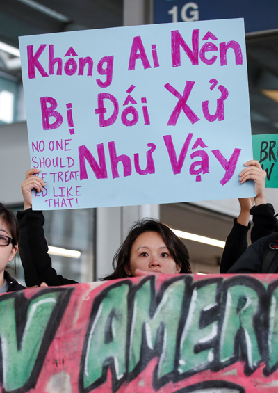 Tại sao hành khách gốc Việt lại bị đuổi xuống tại sân bay Mỹ...