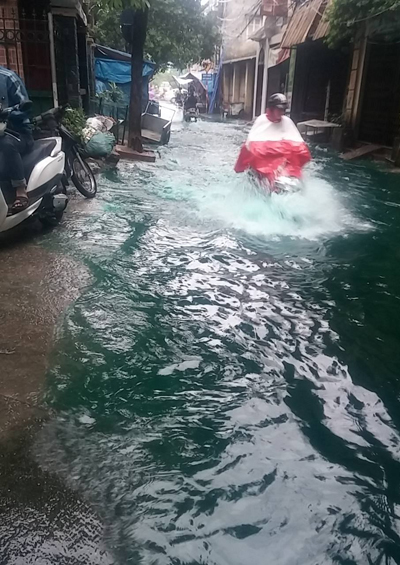 Clip hot nhất m&ugrave;a mưa ngập: Bơi tr&ecirc;n đường