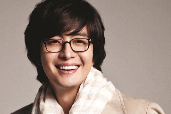 44 tuổi, Bae Yong Joon đón con trai đầu lòng