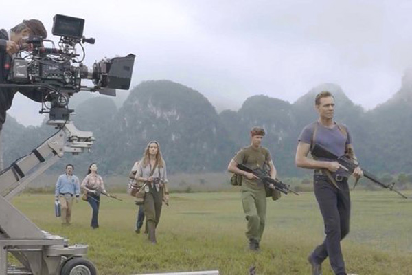 Trực thăng bay qua vịnh Hạ Long trong trailer Kong: Skull Island