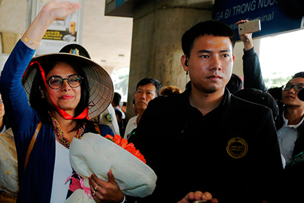 Fan Việt vây kín sao 'Cô dâu 8 tuổi' ở sân bay
