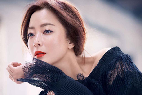 Kim Hee Sun khoe nhan sắc ở tuổi 40