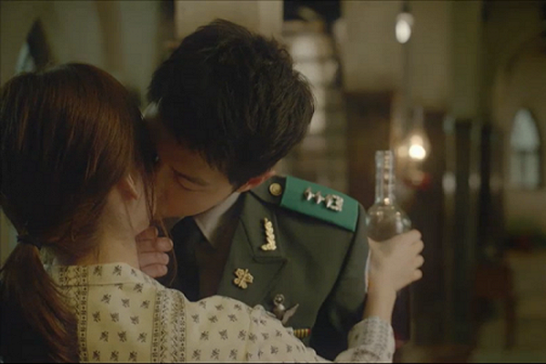 Song Joong Ki che mắt sao nhí vì cảnh hôn với Song Hye Kyo