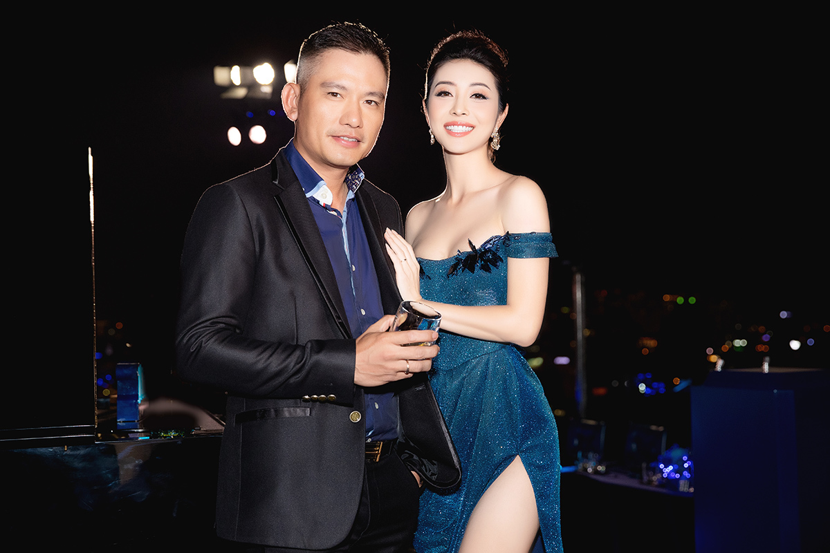 Jennifer Phạm tình tứ bên chồng